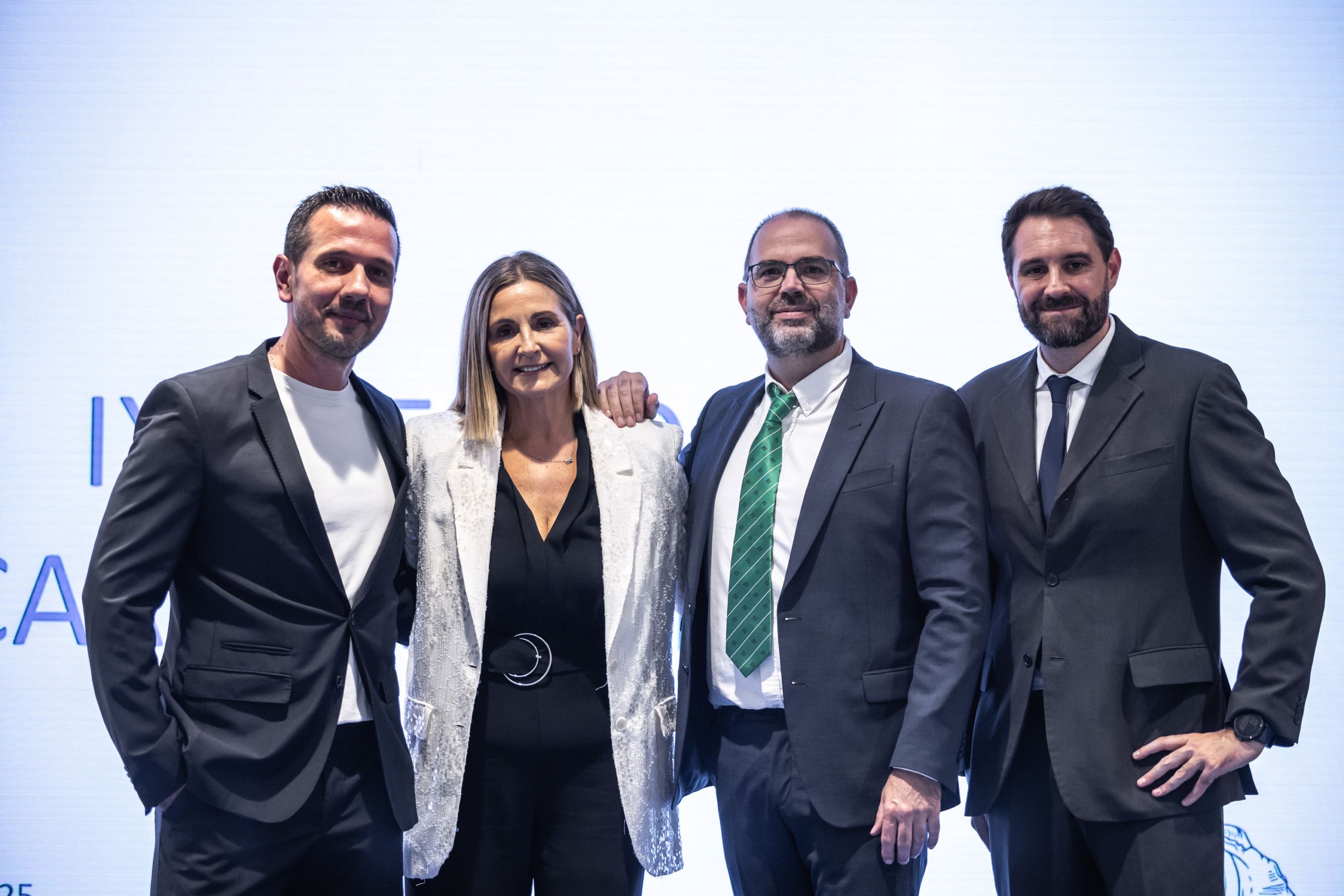 José-Luis-Fernández,-socio-de-Seis60,-Mercedes-Pescador,-presidenta-de-Medialuna,-Héctor-García,-patrono-del-Real-Betis-y-Director-of-Sales-de-MOGU-Travel,-y-Daniel-Barberá,-socio-de-Seis60-redux